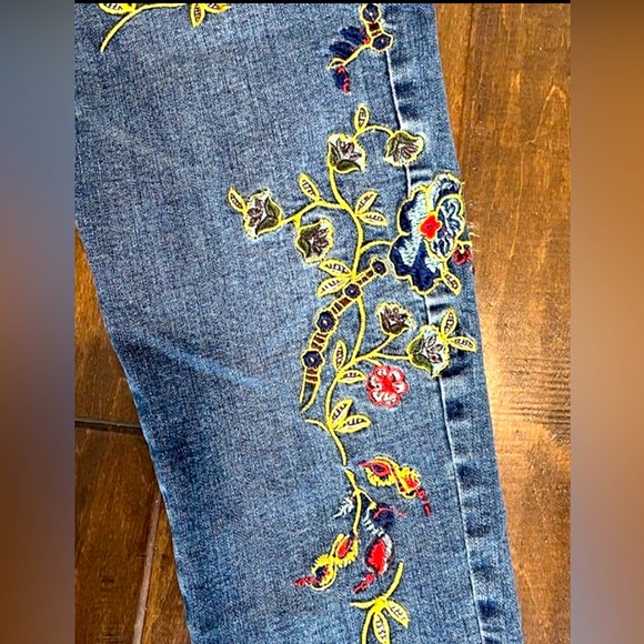 🚩Embroidered Floral Jeans! - Picture 5 of 12